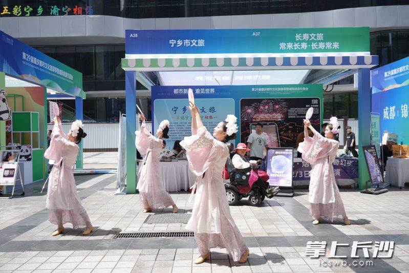 在重庆街头，宁乡文旅带来的曼妙舞蹈引人驻足观看。均由宁乡市文旅广体局 供图