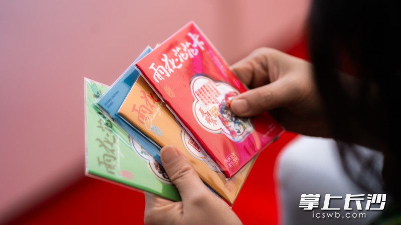 雨花区向市民发放数百份“雨花花花卡”。