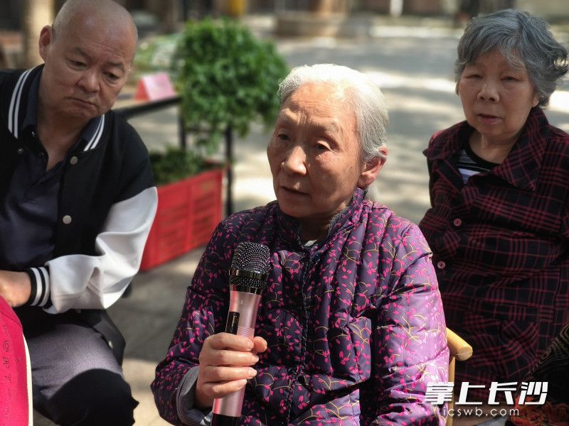 居民们畅所欲言。