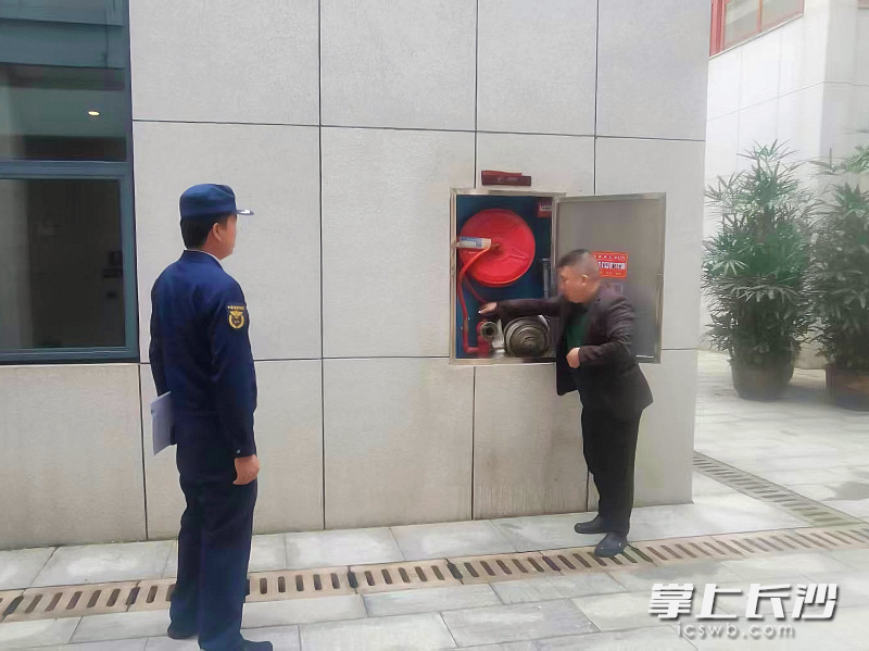 图为消防监督员正在检查。长沙晚报通讯员 寻艳 摄
