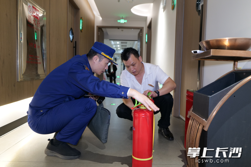 图为检查组正在夜查。 长沙晚报通讯员 寻艳 摄