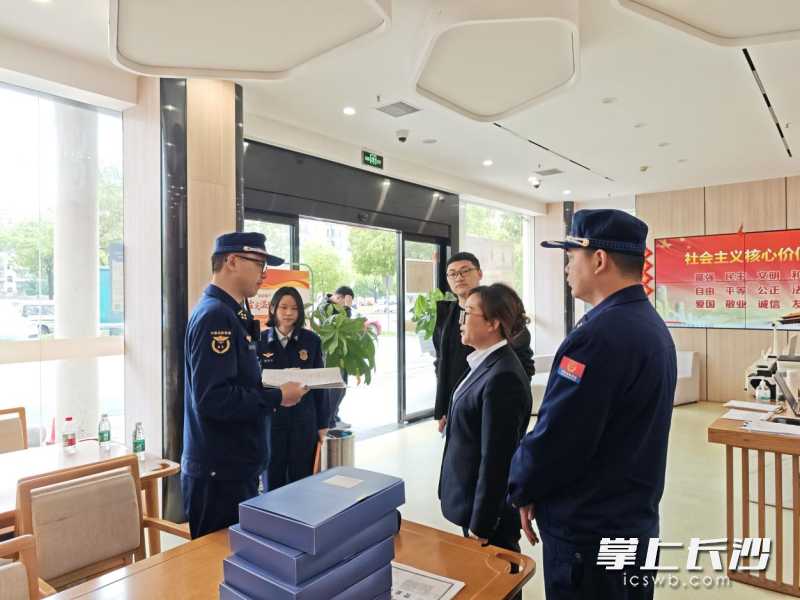 消防监督员在节前开展消防检查。 均为长沙晚报通讯员谢梦嘉摄
