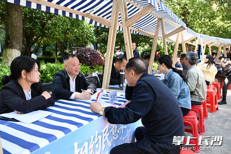 工作人员面对面听取民声。