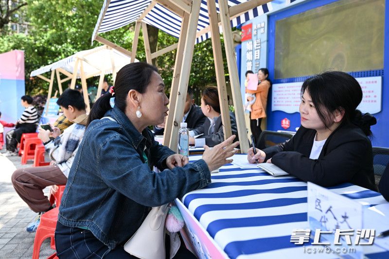 望城区人大代表面对面了解群众诉求。