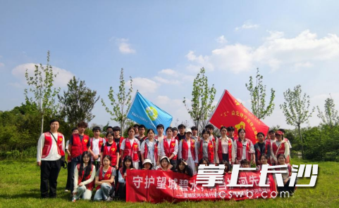 这次活动让青年学子在劳动实践中深化了环保意识，增强了护河责任感。