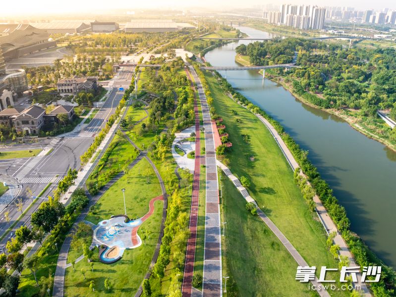 会展片区浏阳河风光带实景图。