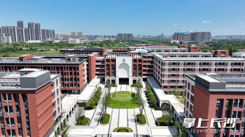 雅礼中学光达校区实景图。