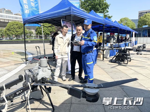 无人机巡查等装备，组成立体化、智能化的防汛新防线。