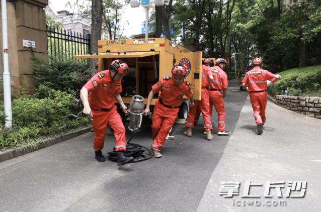 此次演练分为雨花市民广场主会场和4个现场处置点。