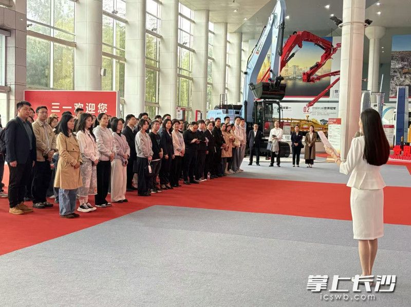 走进展厅聆听微宣讲。