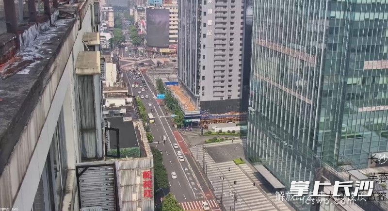 今年五一假期，长沙交警将开展视频巡查、铁骑机动巡逻、无人机空中巡防。监控视频截图