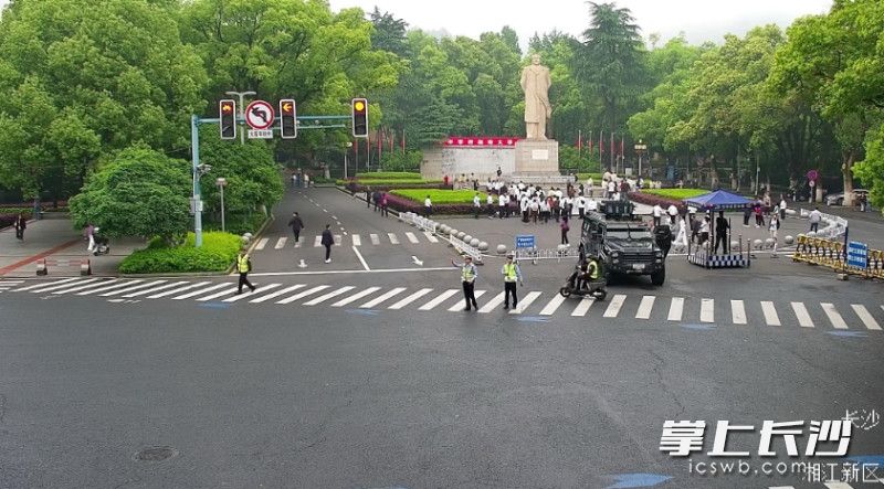 五一期间，岳麓山、橘子洲等热门景区周边，路口信号灯也切换到了“假日模式”。监控视频截图