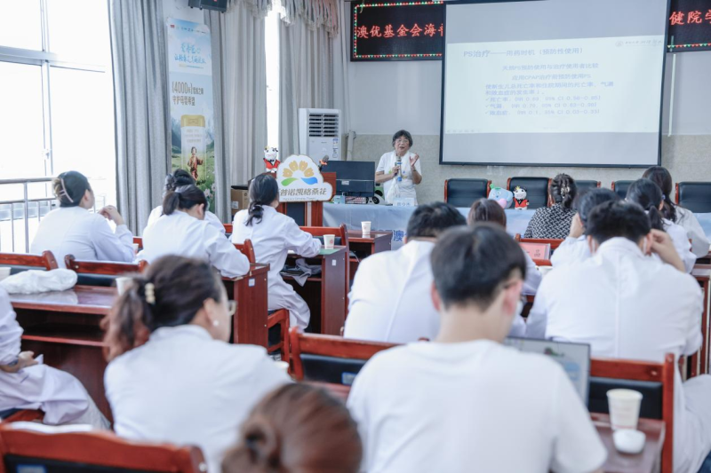 澳优基金会海普诺凯格桑花公益团专家在讲课。 澳优 供图