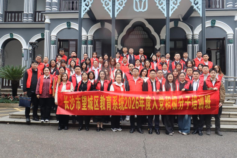 学员们在沉浸式研学中赓续红色血脉、砥砺育人初心。