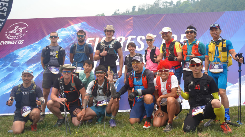 跑团发起人之一的湛稼勤（后右）在2024年参加了珠峰135英里（231.2公里）极限赛。