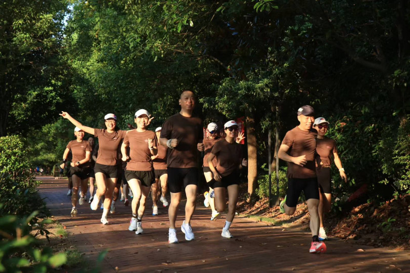 力跑团每周都会组织团员一起跑步。