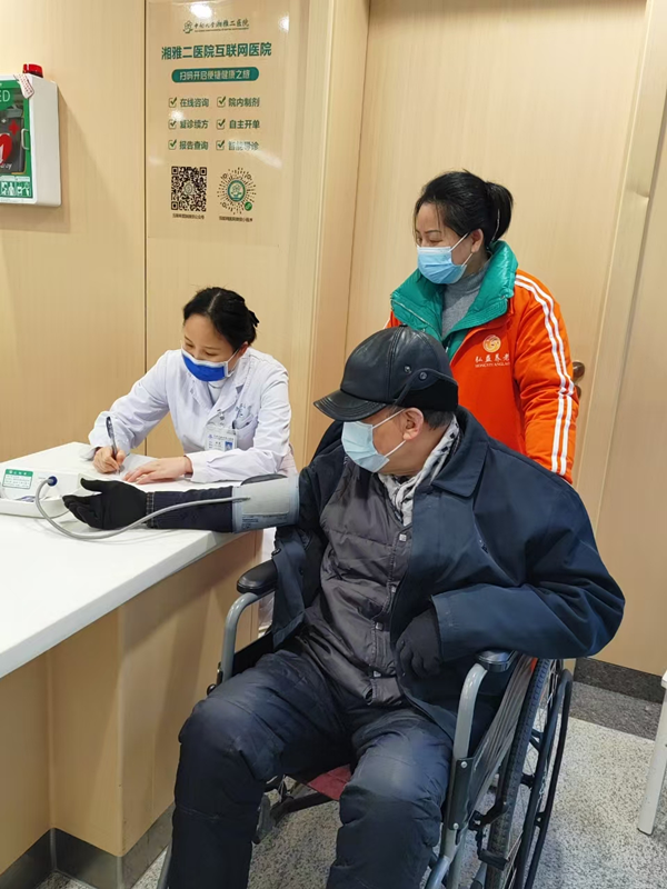 “共享儿女”陪同空巢老人到医院就诊。