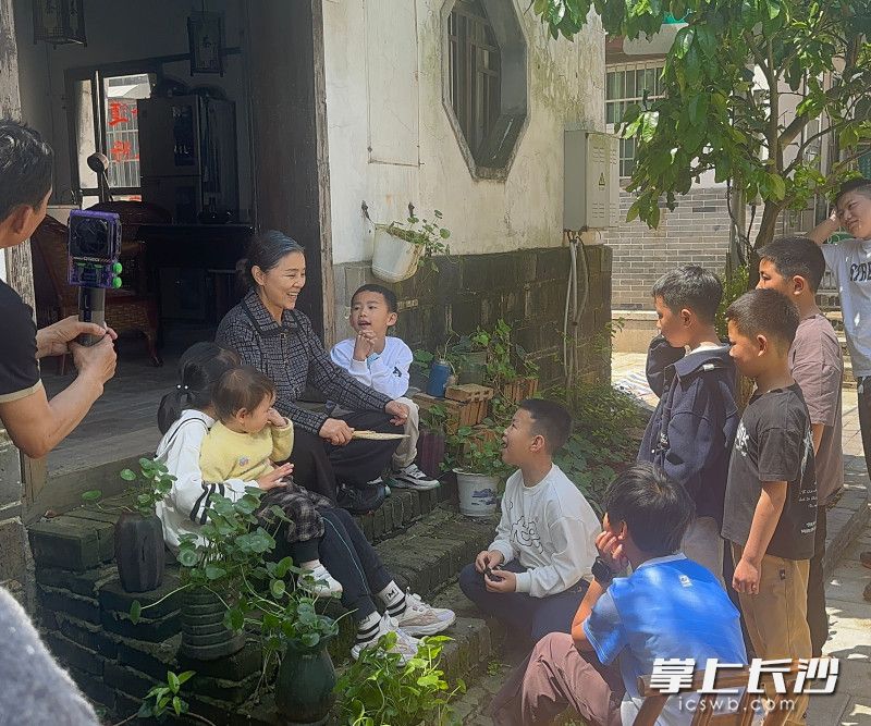 乔口镇短剧拍摄现场。 长沙晚报通讯员 陈浩 供图 乔口镇短剧拍摄现场。 长沙晚报通讯员 陈浩 供图
