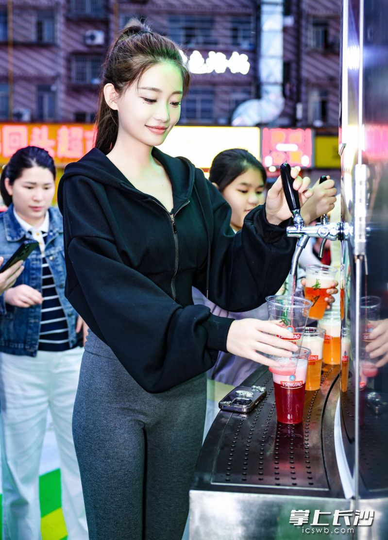 扫码拧开“酒龙头”，啤酒也能“买涨跌”。