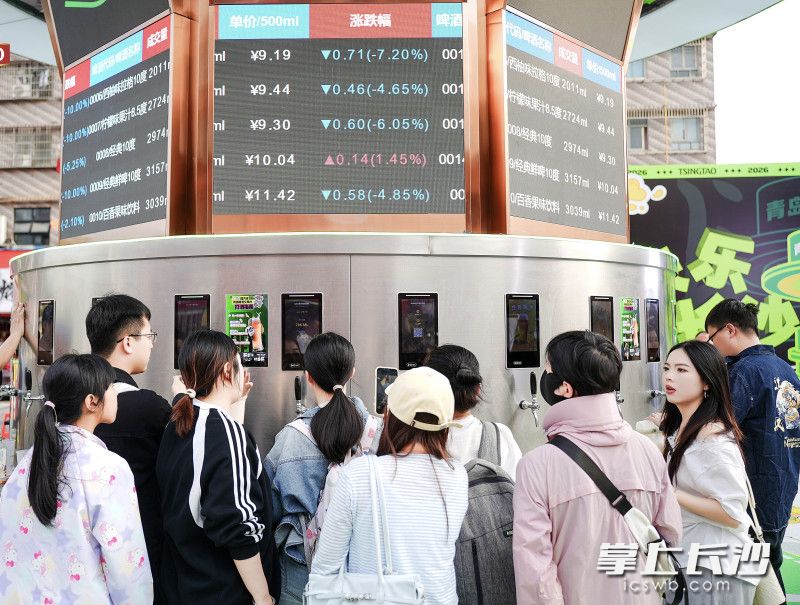 每种啤酒都被标注了独特的“股票代码”，清晰显示着实时单价，像极了股票交易中心的数据大屏。