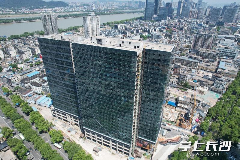 天心・滨江序（原文鼎大厦）项目位于劳动西路与黄兴南路交会处西北角，项目目前已全面复工。 通讯员供图