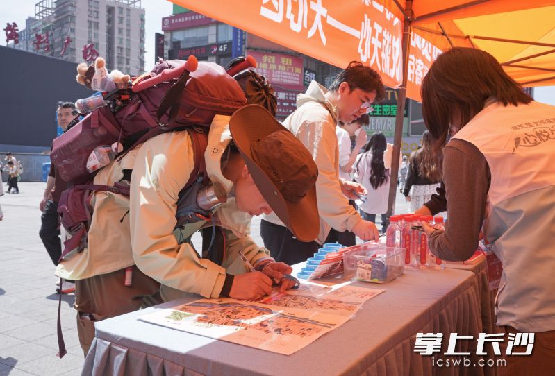 这个假期，五一商圈“官方行李卸货站”温暖上线。图为游客正在寄存行李。 均为长沙晚报全媒体记者尹昊天摄