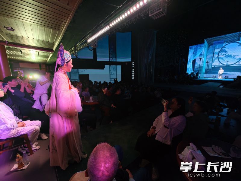 演员时不时和观众互动。