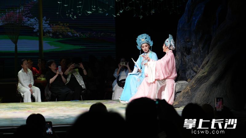 演出现场，演员和观众近在咫尺。 均为长沙晚报全媒体记者易亿摄