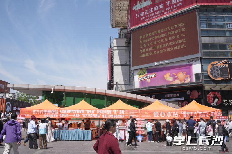 出地铁口就是服务点。