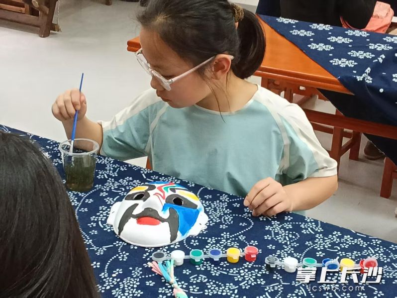 长沙戏剧非遗街里，孩子们正在传习空间里勾描戏曲脸谱。