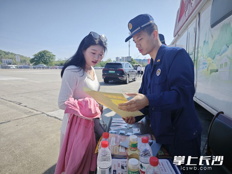 消防宣传员向过往群众进行消防安全知识宣讲。 均由长沙晚报通讯员 李文翠 供图