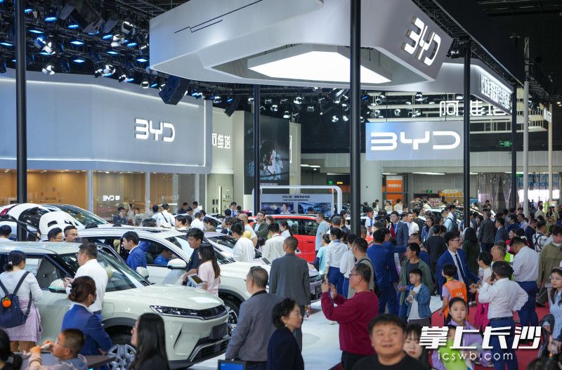 2026湖南车展期间，人气持续爆棚，现场观展和引流到店人数达15.6万人次。 长沙晚报全媒体记者 邹麟 摄