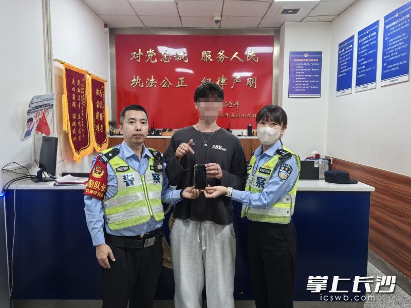 五小时寻找，长沙南站民警帮助游客找回手机。长沙晚报通讯员张威 摄