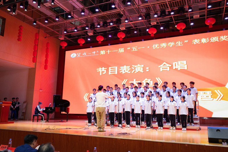 同学们进行合唱表演。