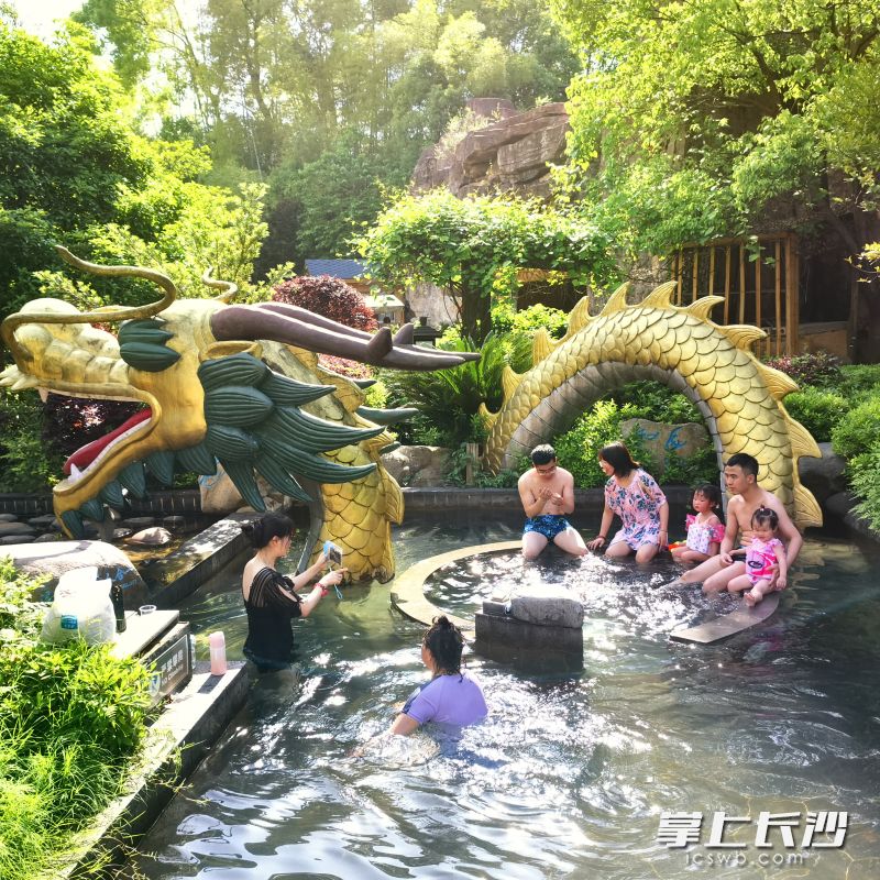 全家总动员，一起泡温泉。