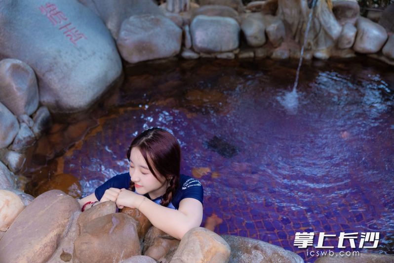 在氤氲水汽中享受“泡着温泉听现场”的惬意。 均为主办方供图