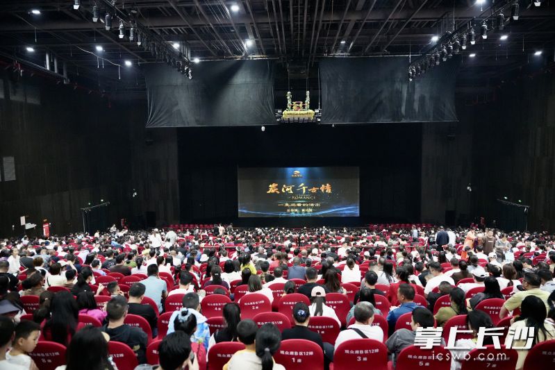 《炭河千古情》演出人气十足。
