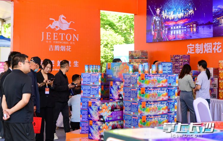来自浙江、广西及湘赣边花炮主产区的近百家烟花爆竹及机械类生产企业参展。