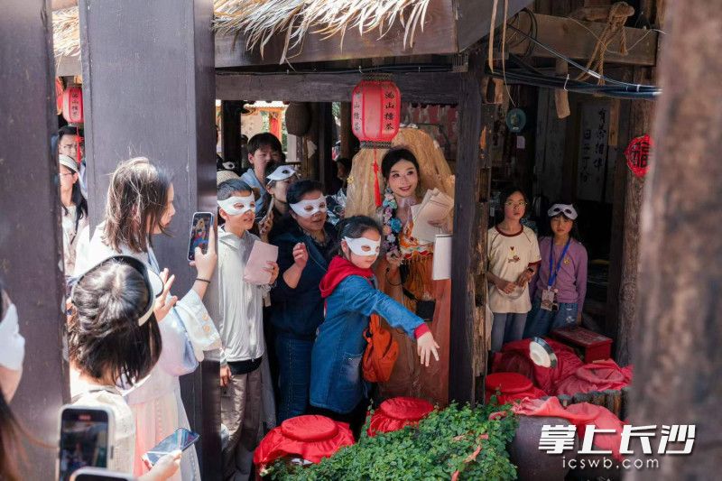 众多市民游客在景区内换装打卡。