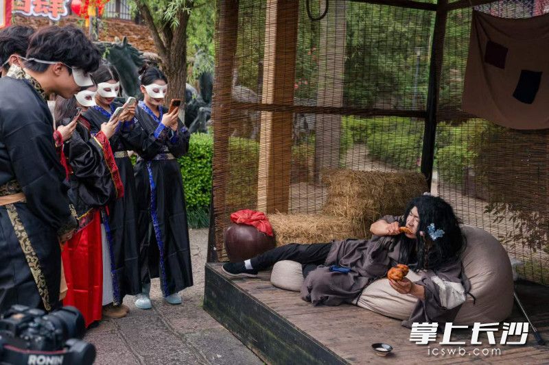 炭河千古情景区里的乞丐NPC吸引众多游客。