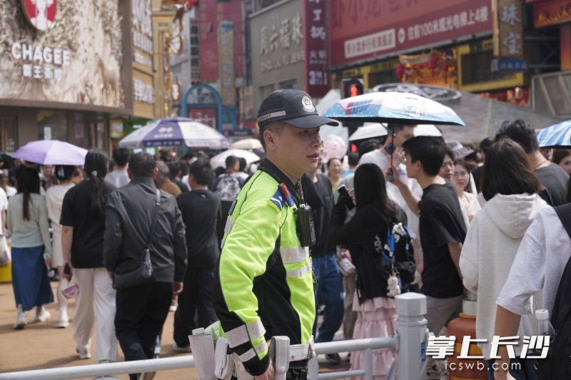 在繁忙的黄兴步行街北侧路口，交警井然有序地维持着交通秩序。