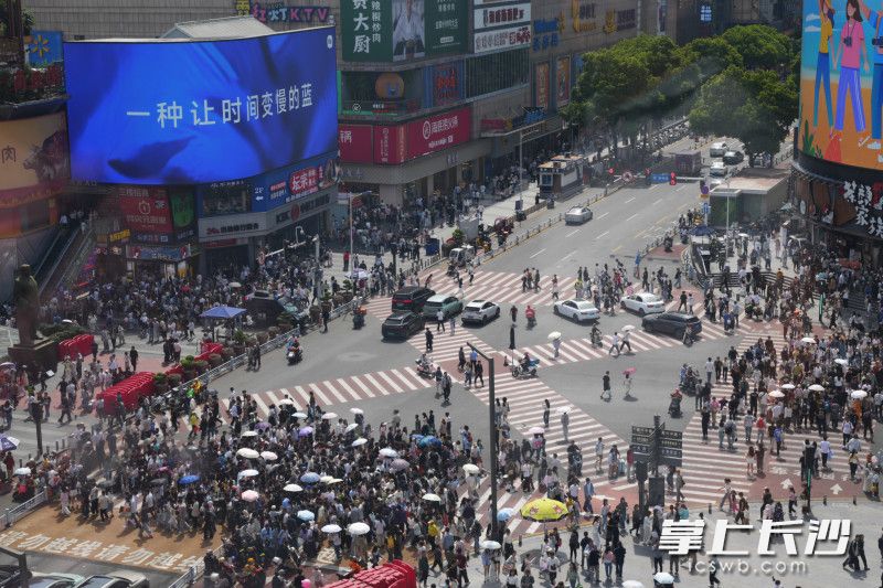 黄兴路步行街北路口人头攒动。