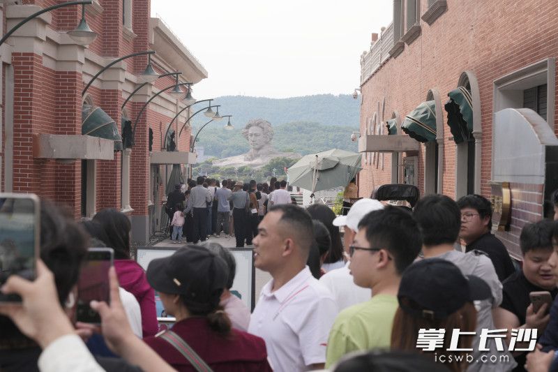 游客在位于恰同学少年广场的网红打卡点拍照。