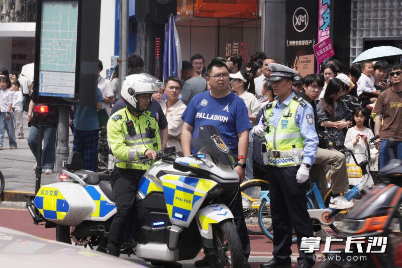 面对迷失方向的游客，交警与骑警一同为游客寻找目的地。