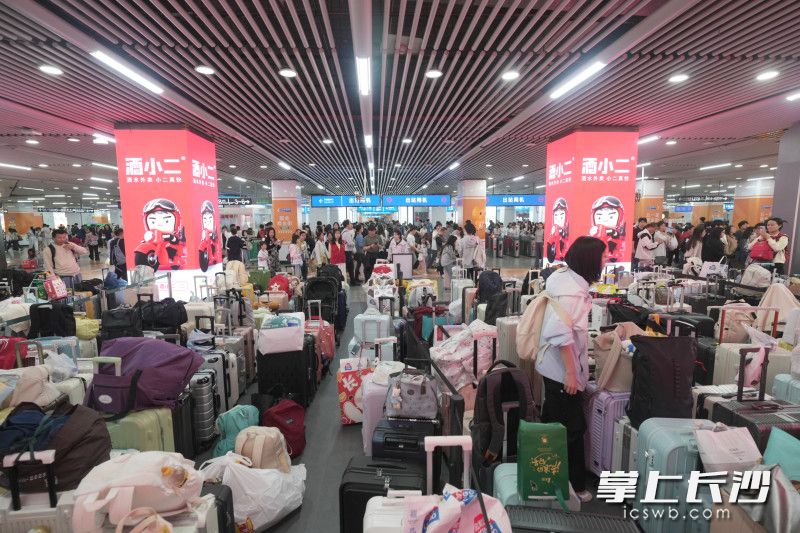 “无人行李墙”正对着地铁闸口。