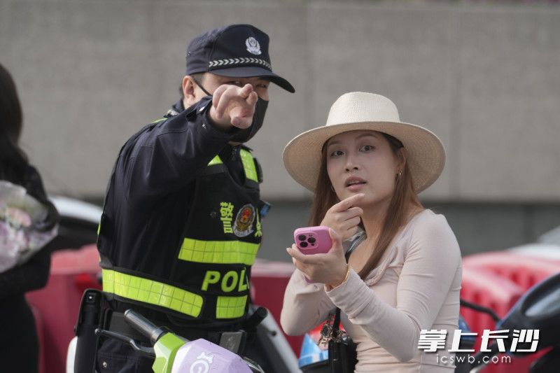 游客向值守的警察问路。