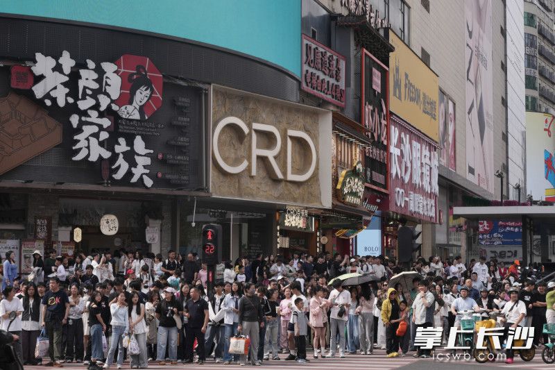 五一广场十字路口，等待红绿灯的行人。
