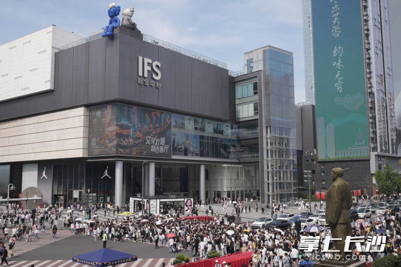 5月1日，长沙大街小巷人潮涌动。 均为长沙晚报全媒体记者尹昊天摄
