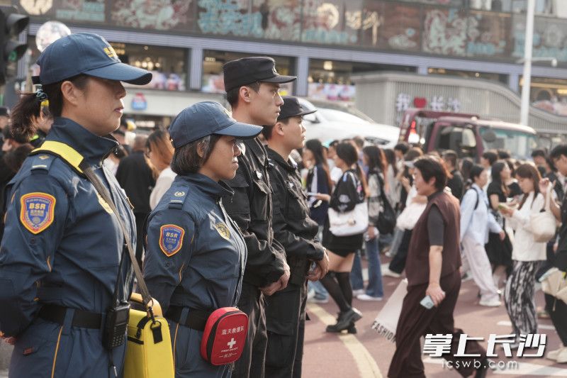 5月1日，长沙大街小巷热闹非凡，在这份热闹背后，是许多坚守岗位的人们。 均为长沙晚报全媒体记者尹昊天摄