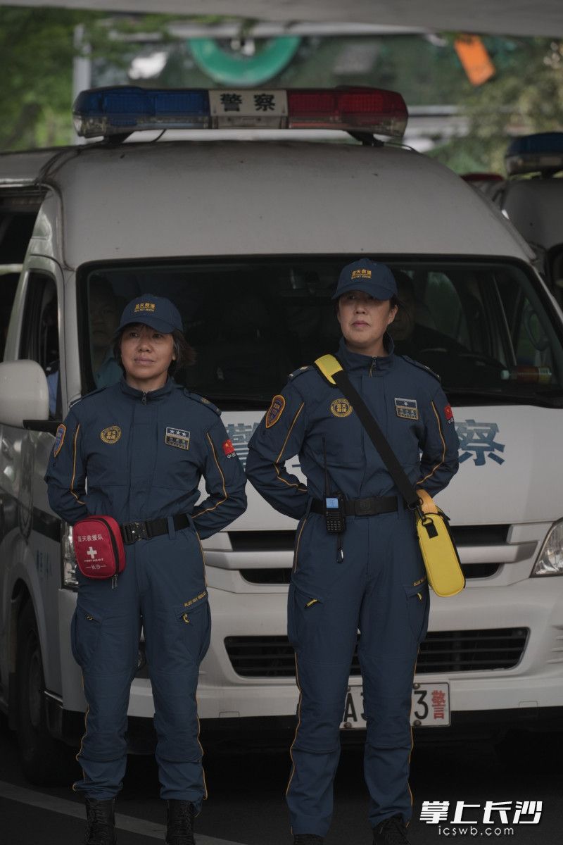 蓝天救援队在五一广场路口值守，随时准备着向游客伸出援手。